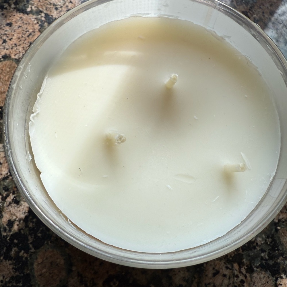 Bath & Body Works Sweet Magnolia candle - Picture 3 of 4